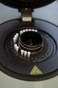 Primo piano della camera di uno strumento di PCR real-time, la tecnica usata nella genotipizzazione HPV